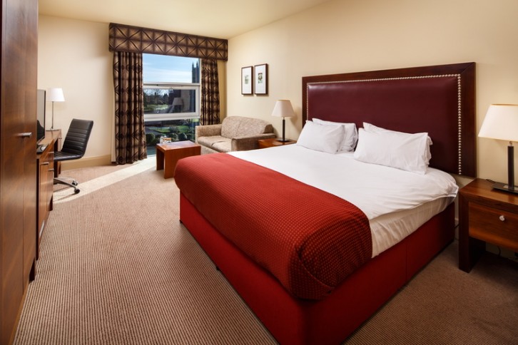 holiday-inn-dumfries-executive-double-bedroom-11-lr-300119-me
